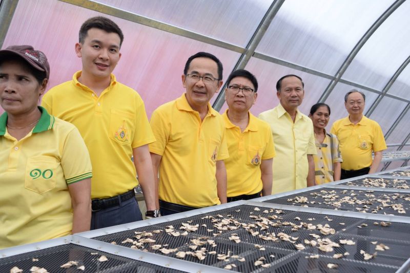 “สนธิรัตน์”เครื่องร้อน ลงพื้นที่ดูงานแปรรูปสินค้า จากพลังงานแสงอาทิตย์