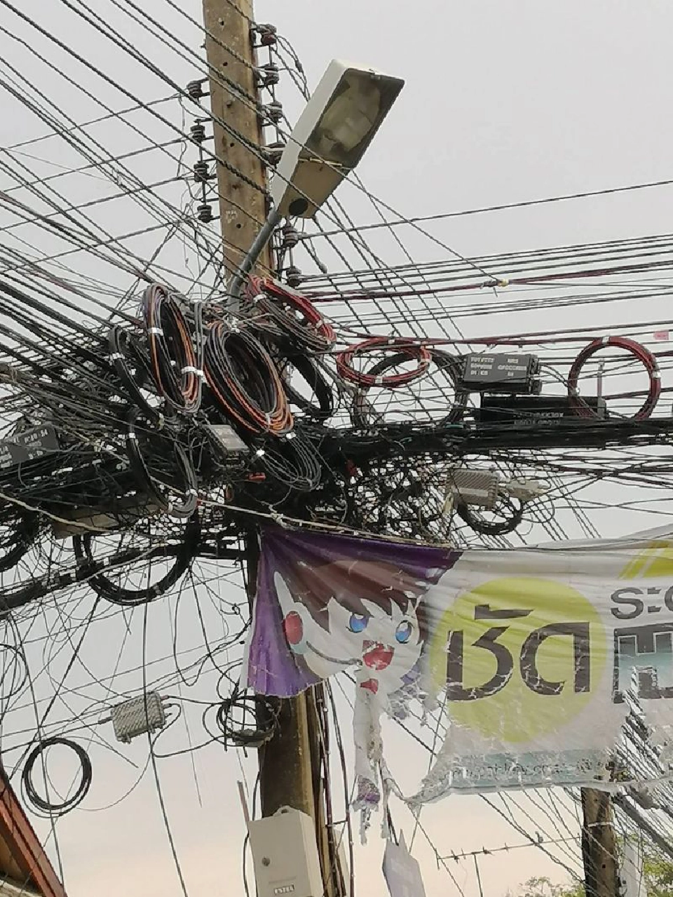 ‘TOT-CAT’ ดับเครื่องชน  ท่อร้อยสายกทม.