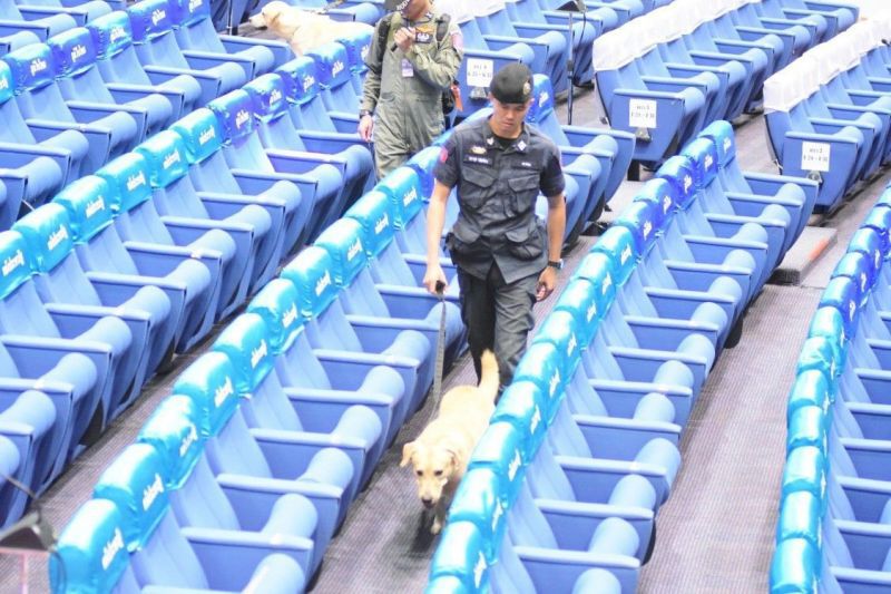 (ภาพชุด)  “น้องหมา” อารักขาห้องประชุมสภาฯ