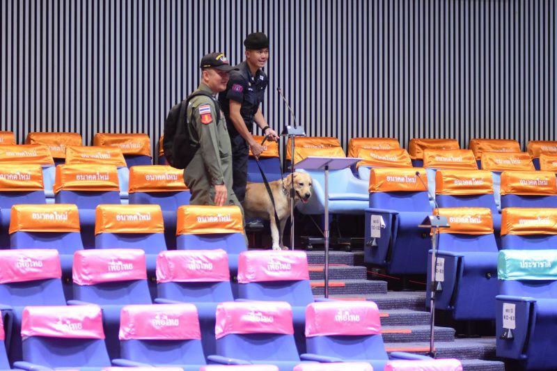 (ภาพชุด)  “น้องหมา” อารักขาห้องประชุมสภาฯ