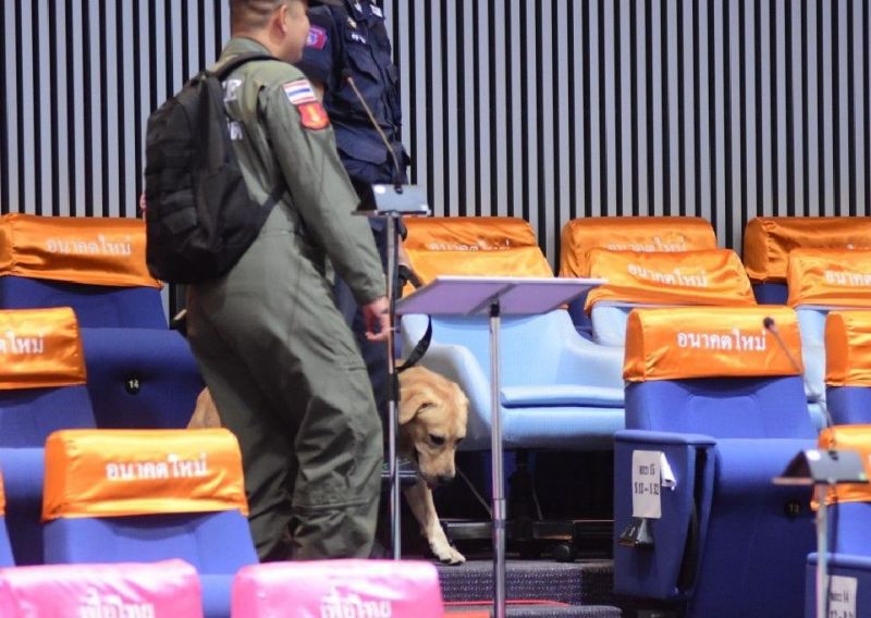 (ภาพชุด)  “น้องหมา” อารักขาห้องประชุมสภาฯ