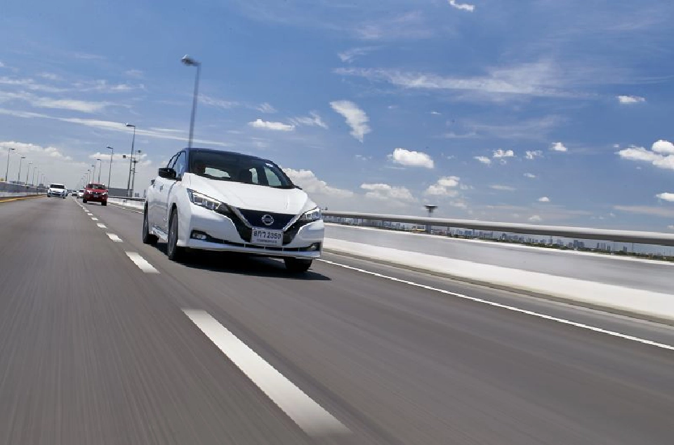 NISSAN LEAF ขับนุ่มนวล...แบตเตอรี่อึด