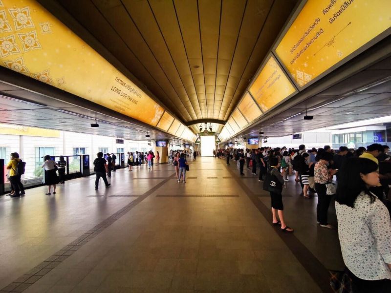 บีทีเอส เนรมิตสถานีสยามเป็นสีเหลืองทอง