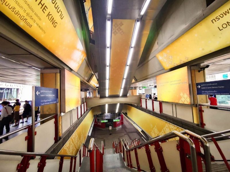 บีทีเอส เนรมิตสถานีสยามเป็นสีเหลืองทอง