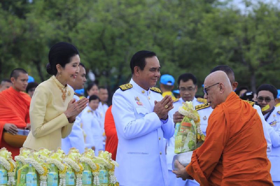 นายกฯ นำตักบาตร พร้อมถวายสัตย์ เป็นข้าราชการที่ดีของแผ่นดิน