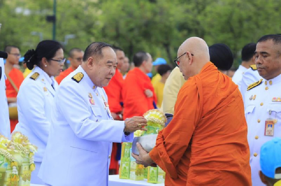 นายกฯ นำตักบาตร พร้อมถวายสัตย์ เป็นข้าราชการที่ดีของแผ่นดิน