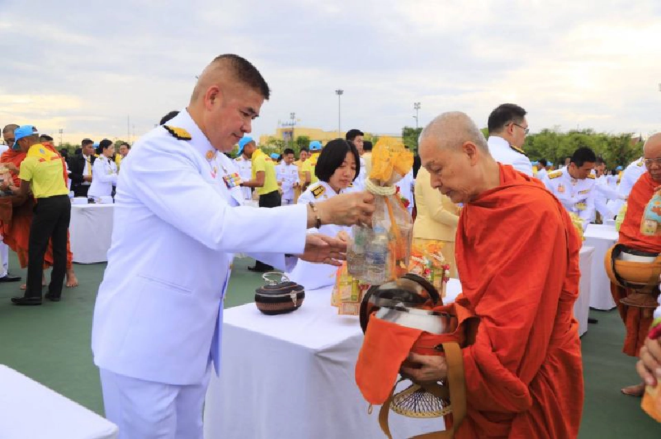 นายกฯ นำตักบาตร พร้อมถวายสัตย์ เป็นข้าราชการที่ดีของแผ่นดิน