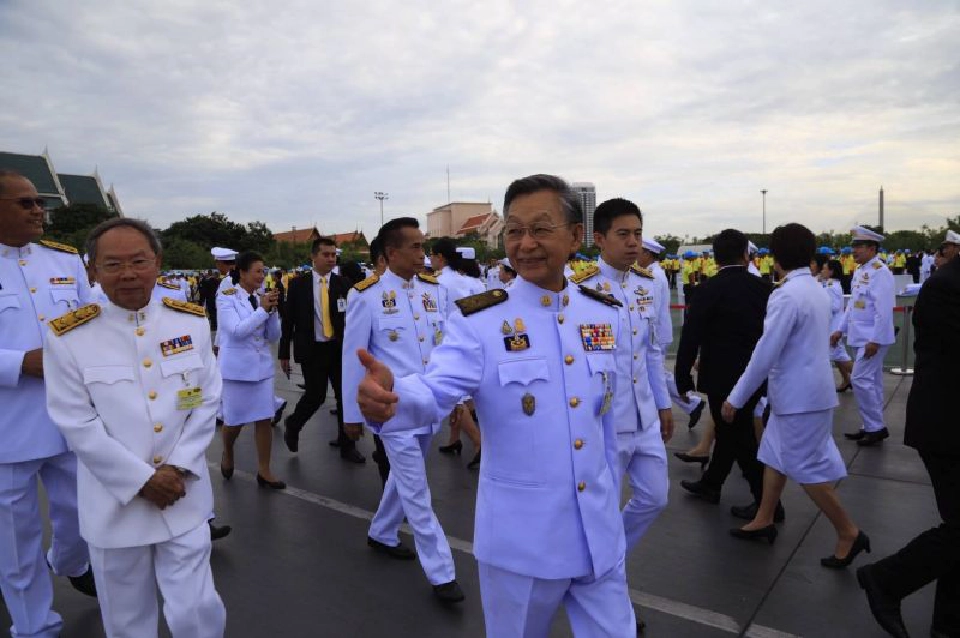 นายกฯ นำตักบาตร พร้อมถวายสัตย์ เป็นข้าราชการที่ดีของแผ่นดิน