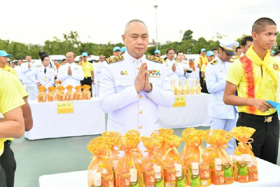 นายกฯ นำตักบาตร พร้อมถวายสัตย์ เป็นข้าราชการที่ดีของแผ่นดิน