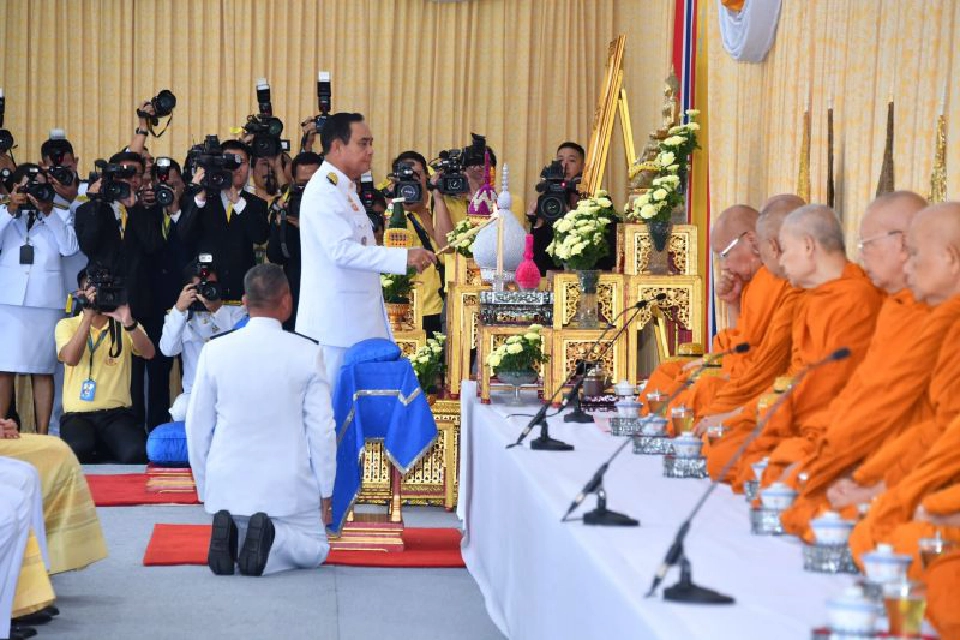 นายกฯ นำตักบาตร พร้อมถวายสัตย์ เป็นข้าราชการที่ดีของแผ่นดิน