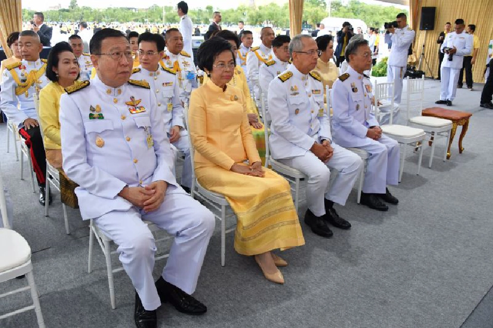 นายกฯ นำตักบาตร พร้อมถวายสัตย์ เป็นข้าราชการที่ดีของแผ่นดิน