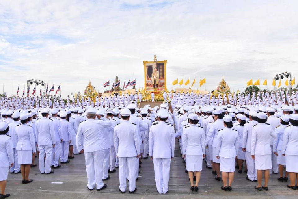 นายกฯ นำตักบาตร พร้อมถวายสัตย์ เป็นข้าราชการที่ดีของแผ่นดิน