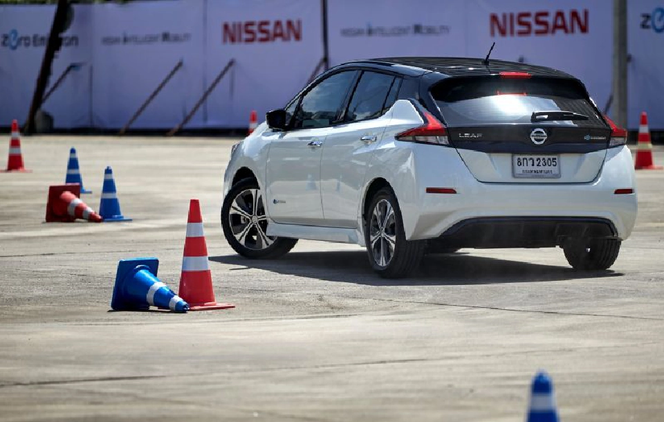NISSAN LEAF ขับนุ่มนวล...แบตเตอรี่อึด