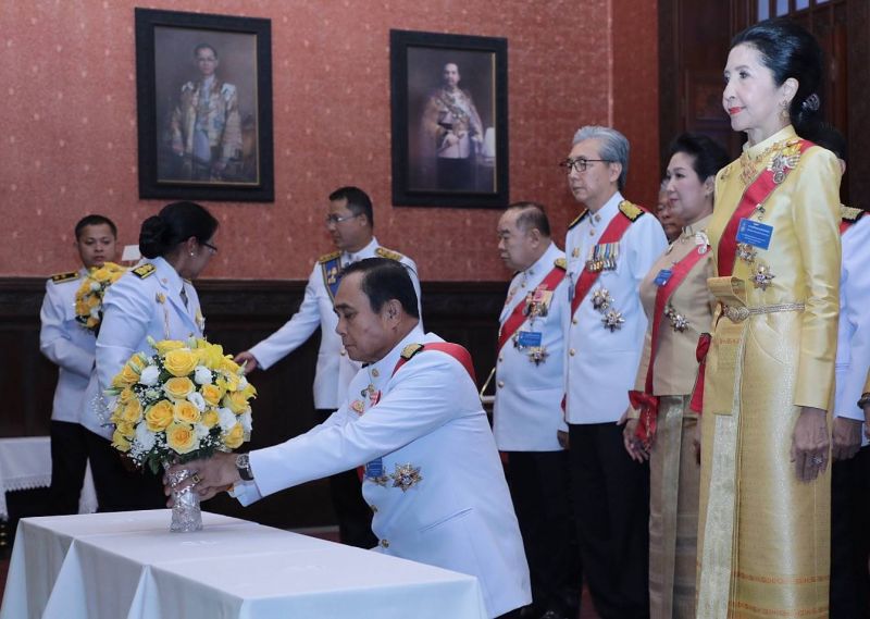 นายกรัฐมนตรีลงนามถวายพระพรสมเด็จพระเจ้าอยู่หัว ในโอกาสวันเฉลิมพระชนมพรรษา