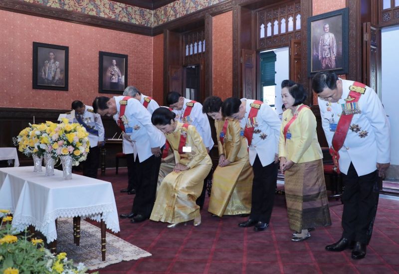 นายกรัฐมนตรีลงนามถวายพระพรสมเด็จพระเจ้าอยู่หัว ในโอกาสวันเฉลิมพระชนมพรรษา