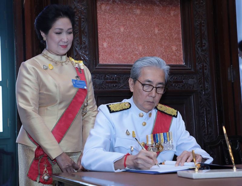 นายกรัฐมนตรีลงนามถวายพระพรสมเด็จพระเจ้าอยู่หัว ในโอกาสวันเฉลิมพระชนมพรรษา