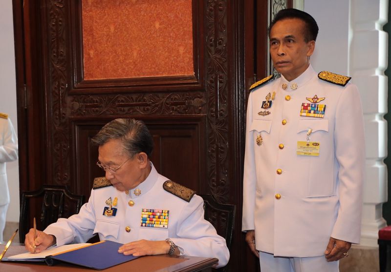 นายกรัฐมนตรีลงนามถวายพระพรสมเด็จพระเจ้าอยู่หัว ในโอกาสวันเฉลิมพระชนมพรรษา