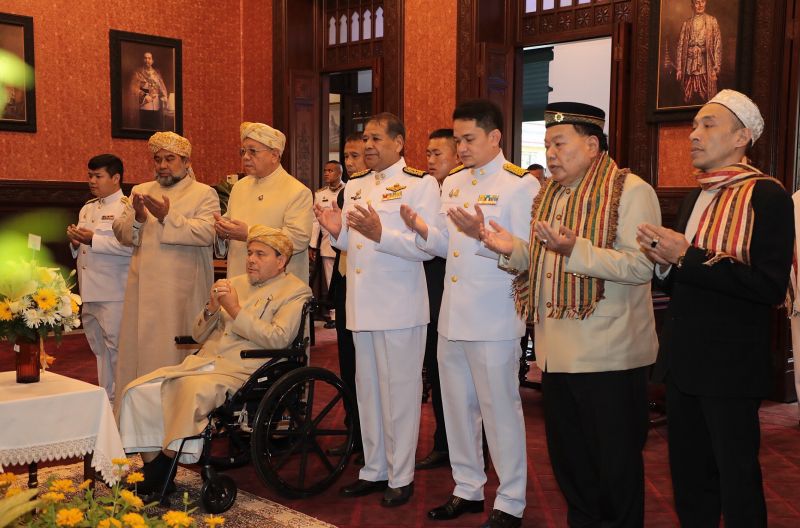 นายกรัฐมนตรีลงนามถวายพระพรสมเด็จพระเจ้าอยู่หัว ในโอกาสวันเฉลิมพระชนมพรรษา
