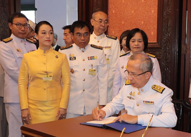 นายกรัฐมนตรีลงนามถวายพระพรสมเด็จพระเจ้าอยู่หัว ในโอกาสวันเฉลิมพระชนมพรรษา