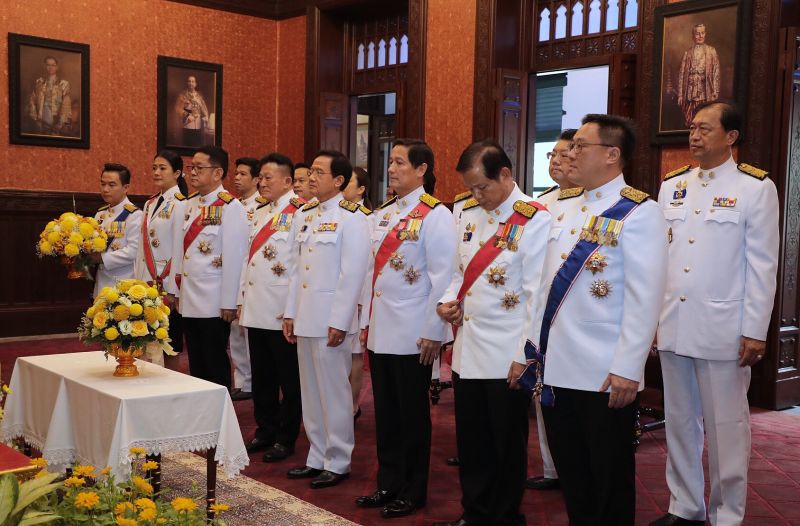 นายกรัฐมนตรีลงนามถวายพระพรสมเด็จพระเจ้าอยู่หัว ในโอกาสวันเฉลิมพระชนมพรรษา