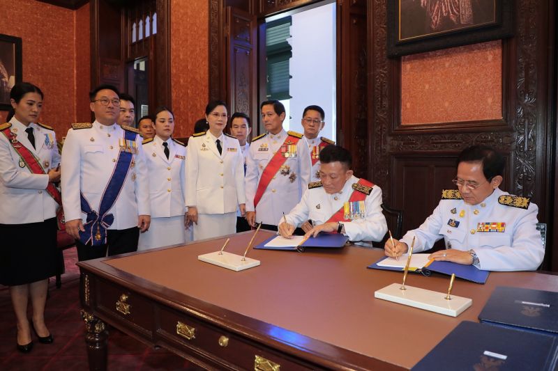 นายกรัฐมนตรีลงนามถวายพระพรสมเด็จพระเจ้าอยู่หัว ในโอกาสวันเฉลิมพระชนมพรรษา