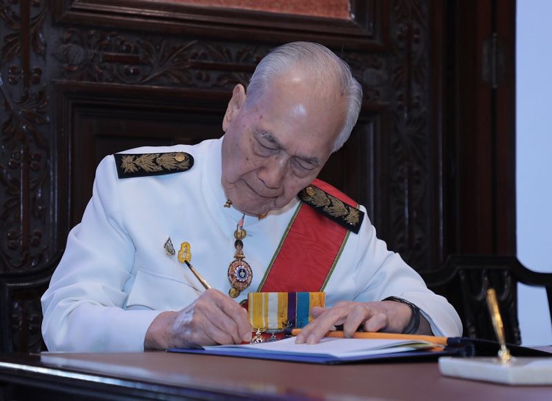 นายกรัฐมนตรีลงนามถวายพระพรสมเด็จพระเจ้าอยู่หัว ในโอกาสวันเฉลิมพระชนมพรรษา