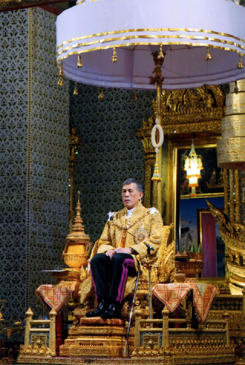 พระบาทสมเด็จพระเจ้าอยู่หัว และสมเด็จพระนางเจ้าฯพระบรมราชินี เสด็จออกมหาสมาคมฯ