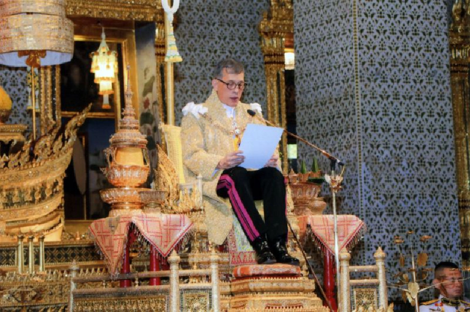 พระบาทสมเด็จพระเจ้าอยู่หัว และสมเด็จพระนางเจ้าฯพระบรมราชินี เสด็จออกมหาสมาคมฯ