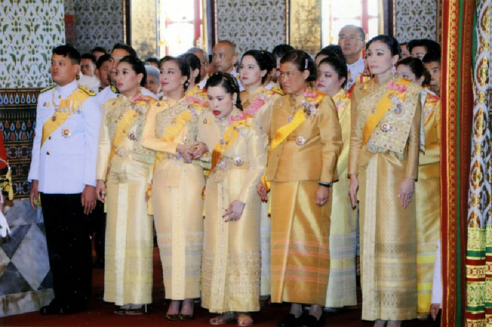 พระบาทสมเด็จพระเจ้าอยู่หัว และสมเด็จพระนางเจ้าฯพระบรมราชินี เสด็จออกมหาสมาคมฯ