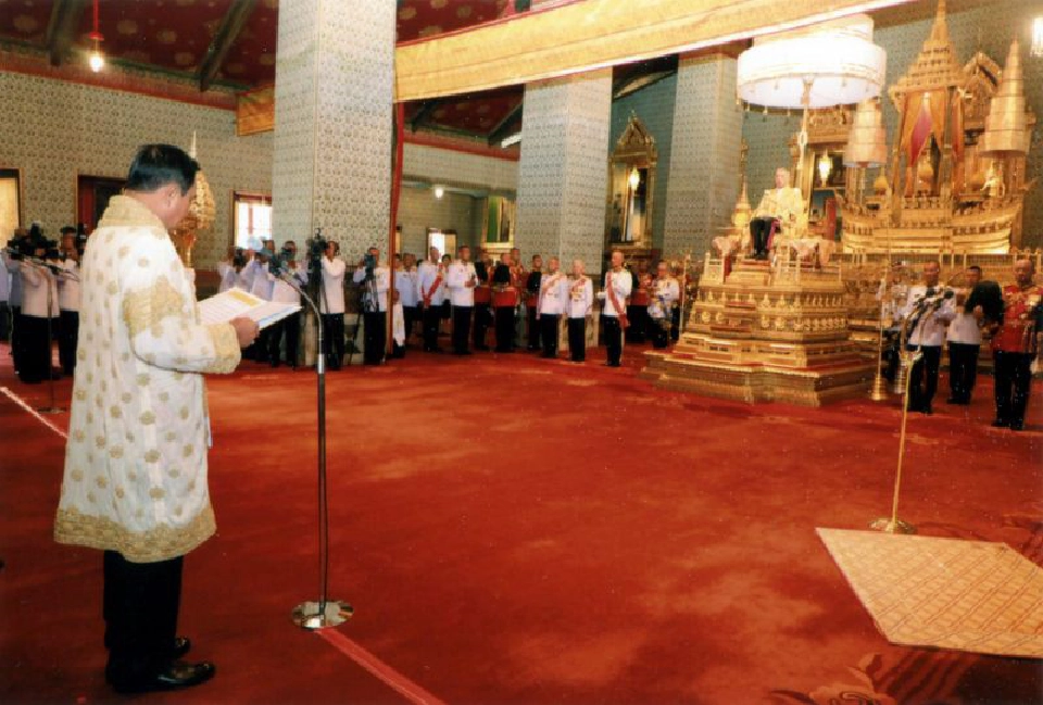 พระบาทสมเด็จพระเจ้าอยู่หัว และสมเด็จพระนางเจ้าฯพระบรมราชินี เสด็จออกมหาสมาคมฯ