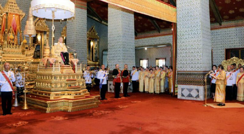 พระบาทสมเด็จพระเจ้าอยู่หัว และสมเด็จพระนางเจ้าฯพระบรมราชินี เสด็จออกมหาสมาคมฯ พระบาทสมเด็จพระเจ้าอยู่หัว และสมเด็จพระนางเจ้าฯพระบรมราชินี เสด็จออกมหาสมาคมฯ