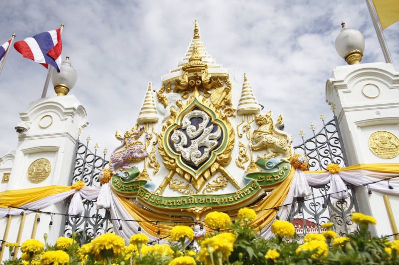 (ภาพชุด) ทำเนียบฯเหลืองอร่าม พร้อมจัด “สโมสรสันนิบาตเฉลิมพระเกียรติ”