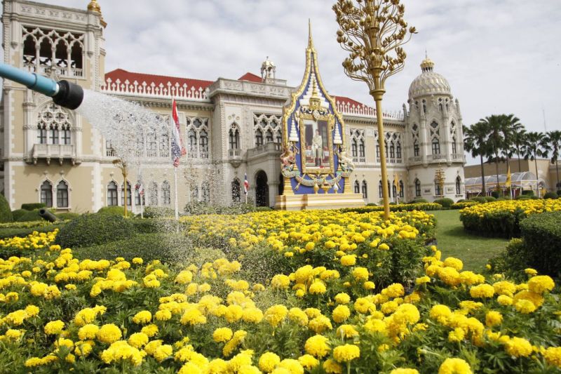 (ภาพชุด) ทำเนียบฯเหลืองอร่าม พร้อมจัด “สโมสรสันนิบาตเฉลิมพระเกียรติ”