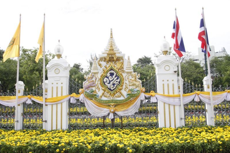 (ภาพชุด) ทำเนียบฯเหลืองอร่าม พร้อมจัด “สโมสรสันนิบาตเฉลิมพระเกียรติ”