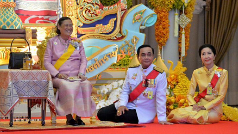 รัฐบาลจัดงานสโมสรสันนิบาต เฉลิมพระเกียรติ "พระบาทสมเด็จพระเจ้าอยู่หัว" รัฐบาลจัดงานสโมสรสันนิบาต เฉลิมพระเกียรติ "พระบาทสมเด็จพระเจ้าอยู่หัว"