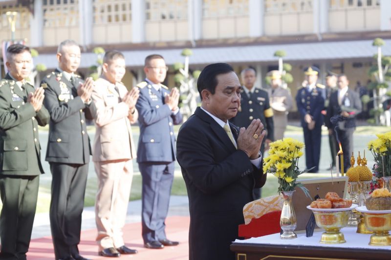 “บิ๊กตู่”เข้ากลาโหม  ผบ.เหล่าทัพตบเท้าต้อนรับ