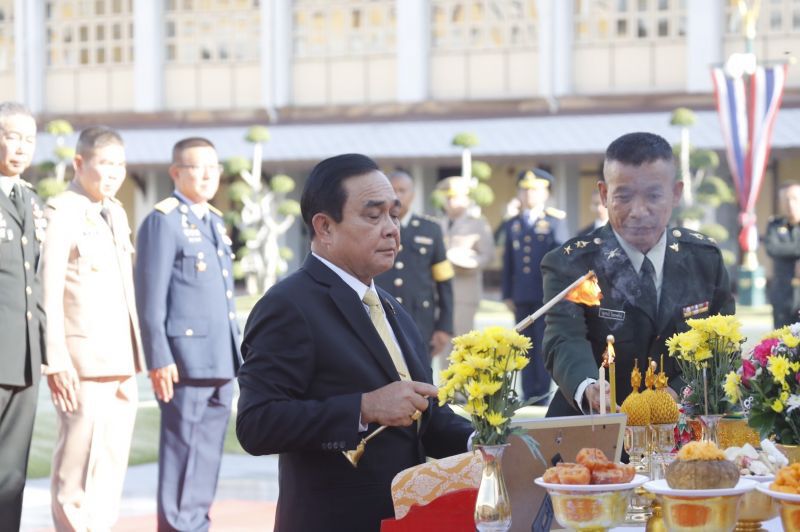 “บิ๊กตู่”เข้ากลาโหม  ผบ.เหล่าทัพตบเท้าต้อนรับ