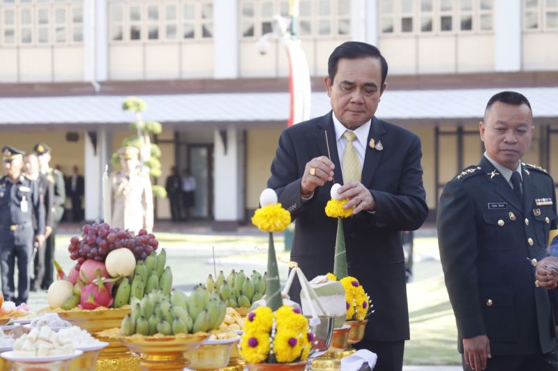 “บิ๊กตู่”เข้ากลาโหม  ผบ.เหล่าทัพตบเท้าต้อนรับ