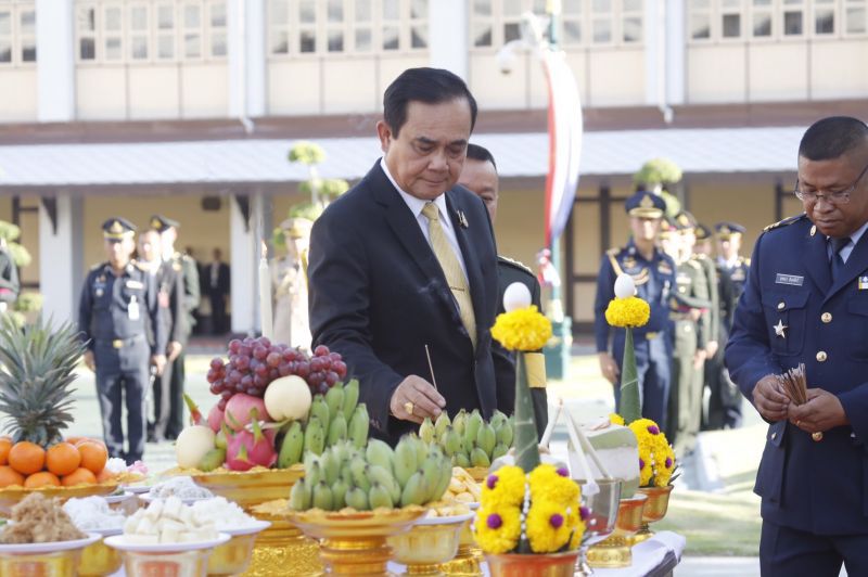 “บิ๊กตู่”เข้ากลาโหม  ผบ.เหล่าทัพตบเท้าต้อนรับ