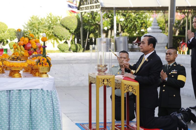 “บิ๊กตู่”เข้ากลาโหม  ผบ.เหล่าทัพตบเท้าต้อนรับ