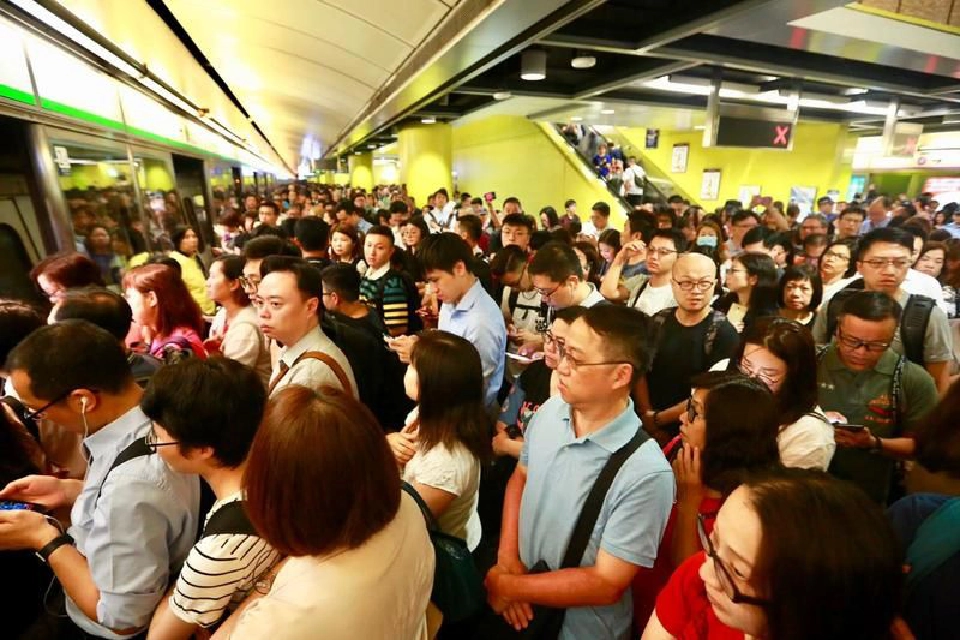 ม็อบฮ่องกงป่วนรถไฟใต้ดิน  เศรษฐกิจจ่อทรุดต่ำสุดในรอบ 10 ปี