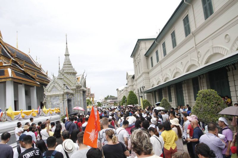 ต่างชาติยังเชื่อมั่นปลอดภัย “วัดพระแก้ว-สยาม-พระพรหม”คึกคัก