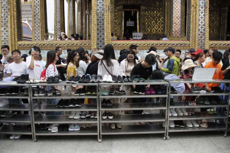 ต่างชาติยังเชื่อมั่นปลอดภัย “วัดพระแก้ว-สยาม-พระพรหม”คึกคัก