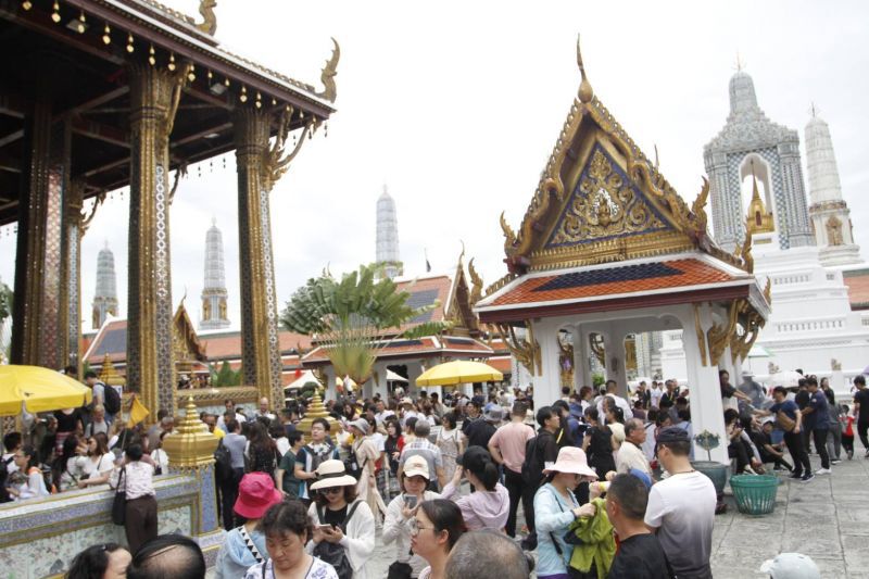 ต่างชาติยังเชื่อมั่นปลอดภัย “วัดพระแก้ว-สยาม-พระพรหม”คึกคัก