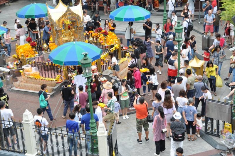ต่างชาติยังเชื่อมั่นปลอดภัย “วัดพระแก้ว-สยาม-พระพรหม”คึกคัก