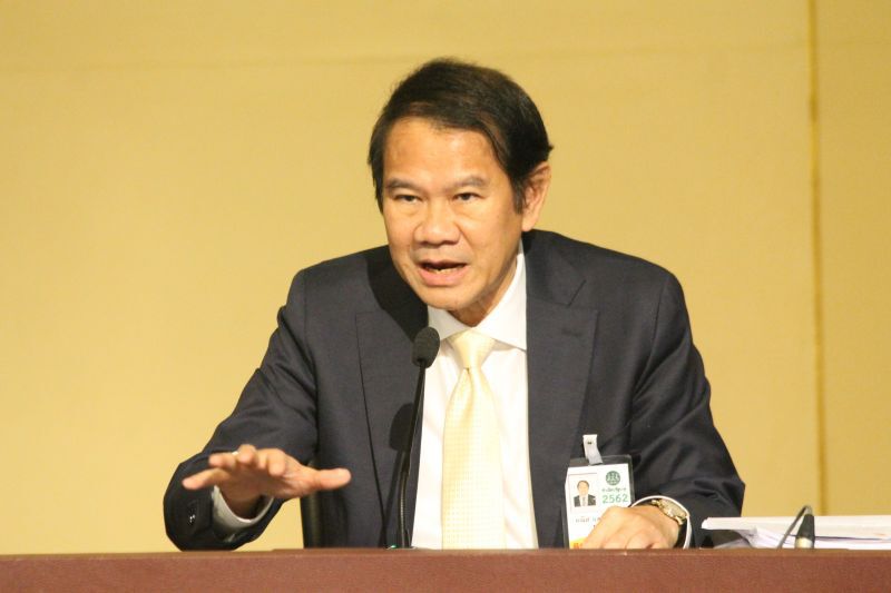 นายคณิศ แสงสุพรรณ 