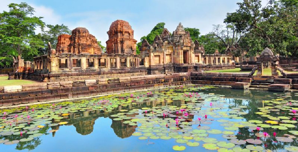 ปราสาทหิน เมืองกีฬารู้จักนกกระเรียนพันธุ์ไทยในบุรีรัมย์