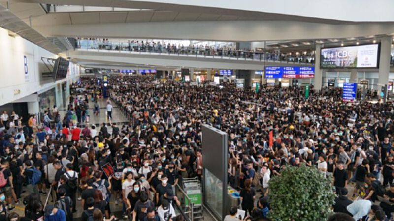 ยกเลิกเที่ยวบินทั้งหมด ผู้ประท้วงยึดสนามบินฮ่องกง ยกเลิกเที่ยวบินทั้งหมด ผู้ประท้วงยึดสนามบินฮ่องกง