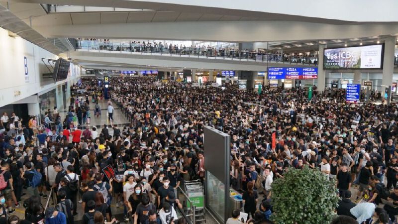 ยกเลิกเที่ยวบินทั้งหมด ผู้ประท้วงยึดสนามบินฮ่องกง ยกเลิกเที่ยวบินทั้งหมด ผู้ประท้วงยึดสนามบินฮ่องกง