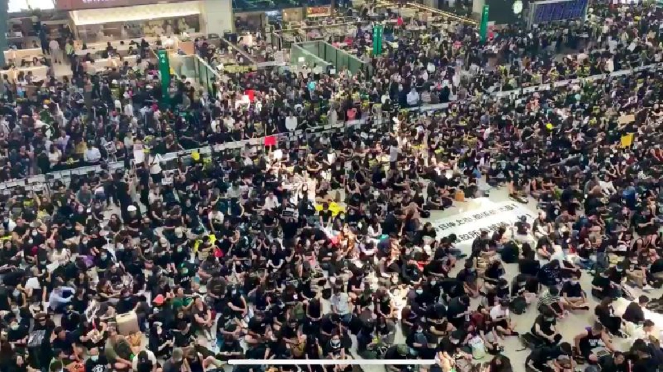 ระส่ำหนัก! 60 เที่ยวบินไทย-ฮ่องกงยกเลิก